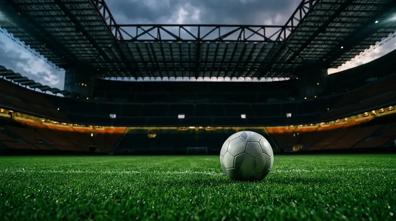 Fotbalový míč na trávníku stadionu s uzavíratelnou střechou během večerního zápasu