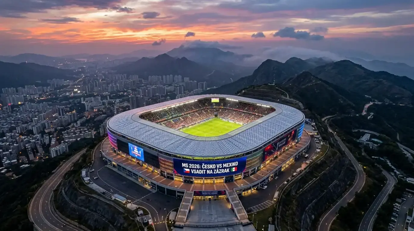 Pohled na velký fotbalový stadion ve výšce nad městem za soumraku